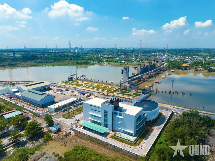 Cống kiểm soát Mương Chuối và nhà quản lý trung tâm nhìn từ trên cao. 