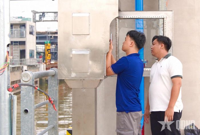 Nhân viên kỹ thuật kiểm tra và thiết lập thông số trên hệ thống tủ điện điều khiển ngoài trời. 