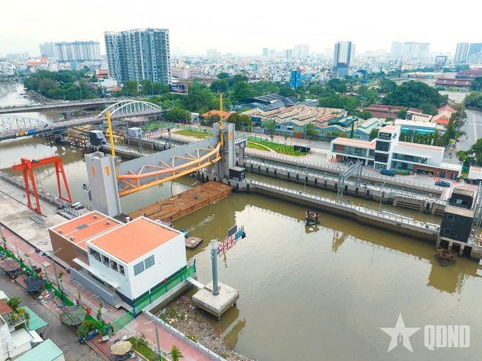 Cống kiểm soát Tân Thuận nhìn từ trên cao. 
