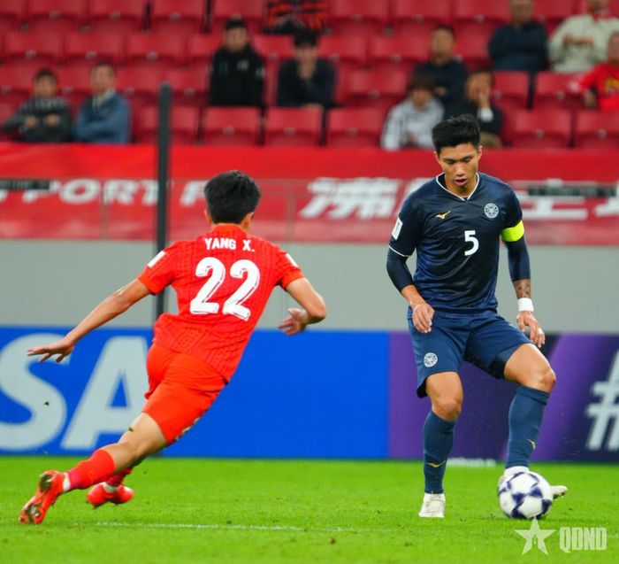 Văn Hậu (bên phải) thi đấu ấn tượng trong trận Công an Hà Nội FC thắng Shanghai Port 3-2.