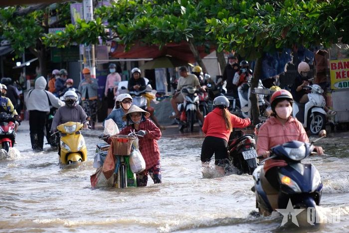 Một đoạn đường ngập tại TP Hồ Chí Minh (tháng 10-2026). Ảnh: LÊ TIẾN  