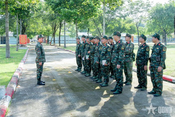 Thượng tá Dương Đình Cẩn, Lữ đoàn trưởng Lữ đoàn Tăng - Thiết giáp 416 rút kinh nghiệm nội dung chuyển trạng thái sẵn sàng chiến đấu cho các cơ quan, đơn vị tham quan diễn tập.