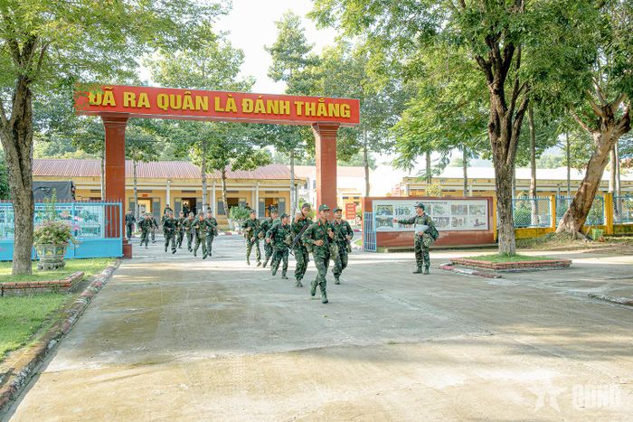 Các thành viên kíp xe khẩn trương cơ động ra xe.