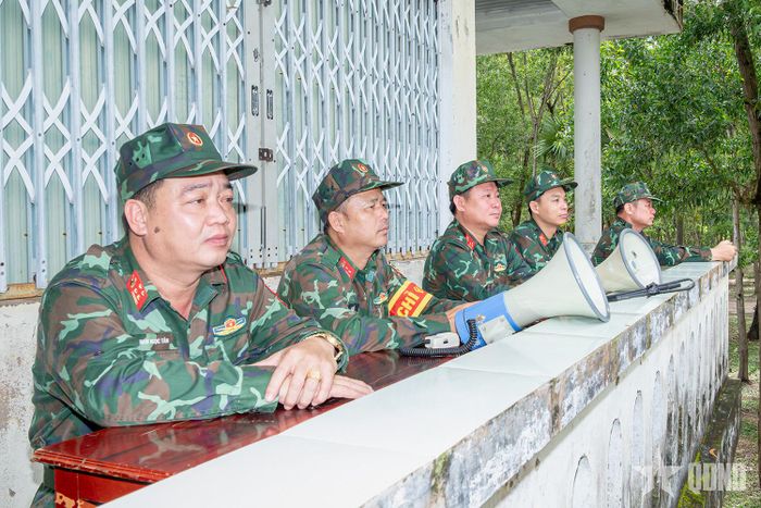 Ban Chỉ huy Lữ đoàn Tăng - Thiết giáp 416 theo dõi, chỉ đạo các đơn vị thực hành bắn chiến đấu.