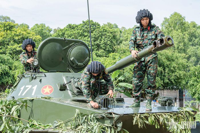 Các thành viên kíp xe kiểm tra tình trạng kỹ thuật xe tăng PT-76 trước khi bước vào thực hành bắn đạn thật.
