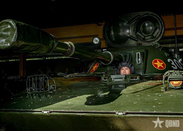Lái xe PT-76, Tiểu đoàn 8 điều khiển xe ra khỏi lán.