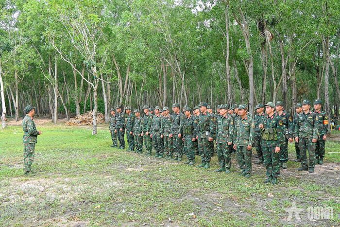 Chỉ huy bắn quán triệt nội dung, yêu cầu và quy tắc an toàn trước khi thực hành bắn chiến đấu.
