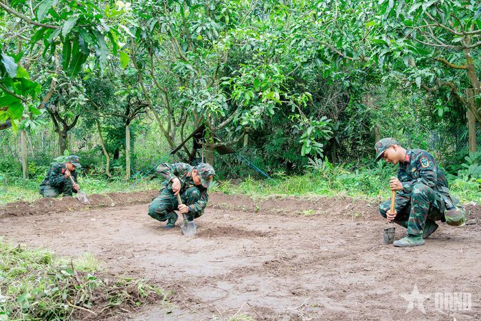 Các thành viên kíp xe thực hành phác họa công sự xe Tăng.