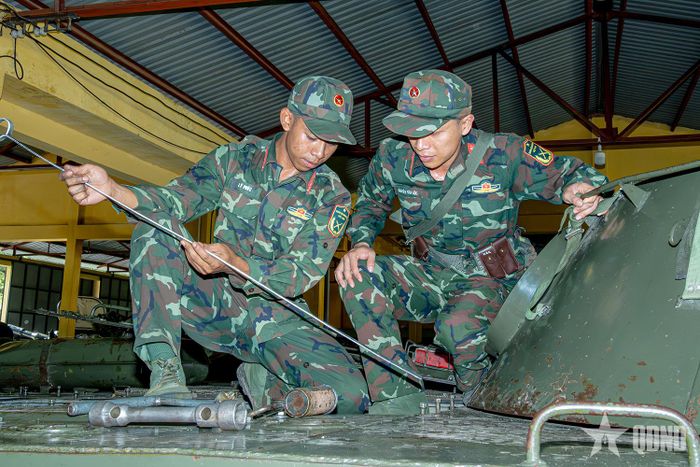 Thành viên kíp xe Tiểu đoàn 2 kiểm tra tình trạng kỹ thuật xe tăng PT-76 trước khi cơ động.