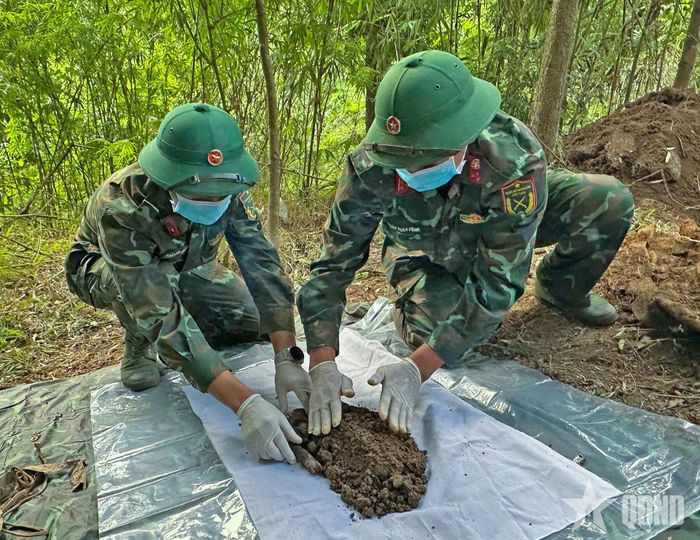 Đội tìm kiếm, quy tập hài cốt liệt sĩ Sư đoàn 10 quy tập hài cốt liệt sĩ tại xã Đăk Pék, tỉnh Quảng Ngãi.