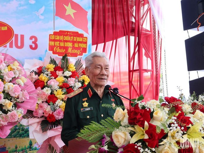 Trung tướng Lê Văn Hân phát biểu tại buổi gặp mặt.