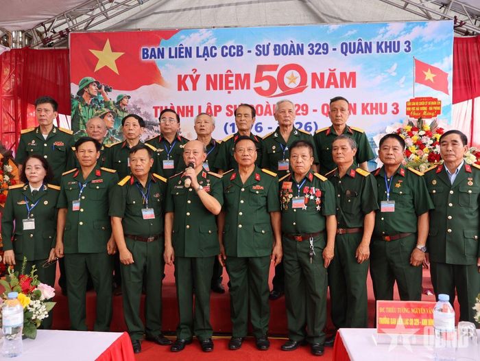  Ban liên lạc Cựu chiến binh Sư đoàn 329 và đại biểu. 