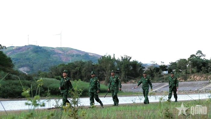 Đồn Biên phòng Cửa khẩu quốc tế Lao Bảo (BĐBP tỉnh Quảng Trị) tuần tra kiểm soát địa bàn biên giới, ngăn chặn tội phạm buôn lậu, vận chuyển hàng cấm.