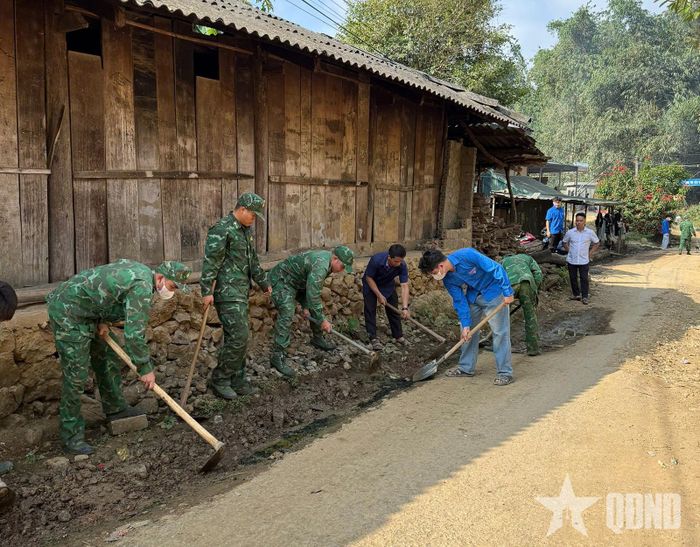 Cán bộ, chiến sĩ Đồn Biên phòng Huổi Luông (Ban chỉ huy Bộ đội Biên phòng tỉnh Lai Châu) vệ sinh đường làng. 