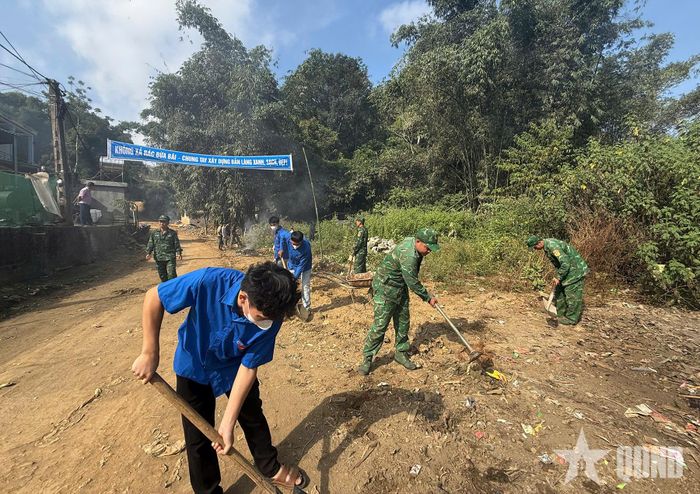  Đoàn viên, thanh niên xã Phong Thổ cùng Bộ đội Biên phòng dọn dẹp vệ sinh môi trường.  
