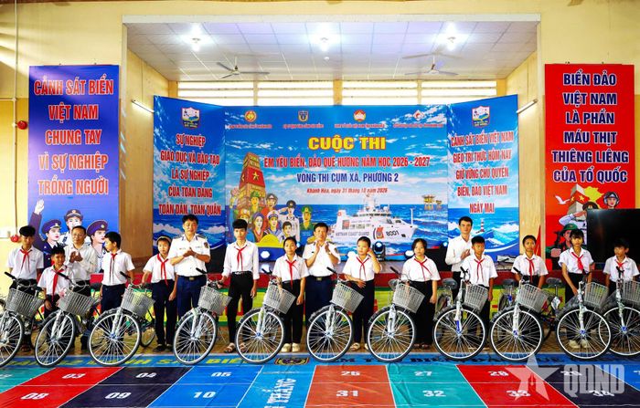 Ban tổ chức trao xe đạp tặng học sinh.