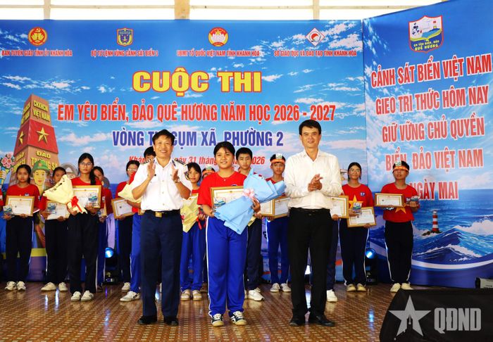 Ban tổ chức trao thưởng thí sinh đoạt giải nhất.