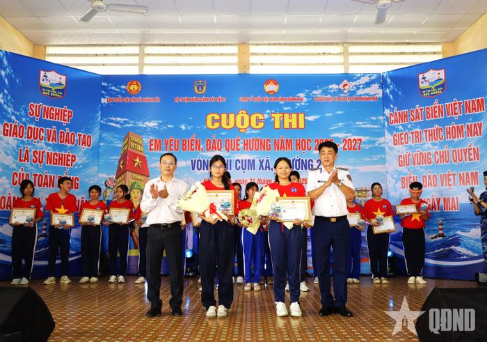 Ban tổ chức trao thưởng thí sinh đoạt giải nhì.