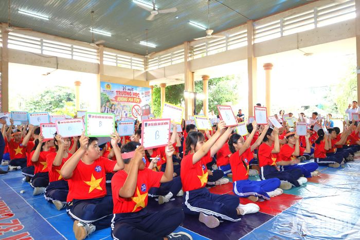 Học sinh tham gia các phần thi.