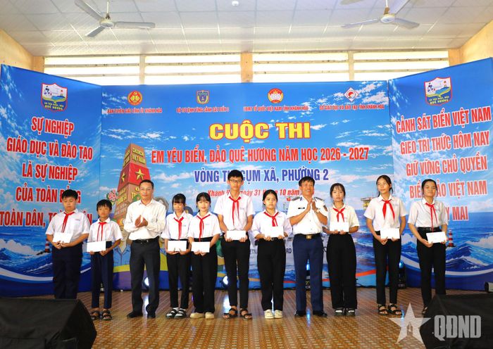 Ban tổ chức trao học bổng tặng học sinh.