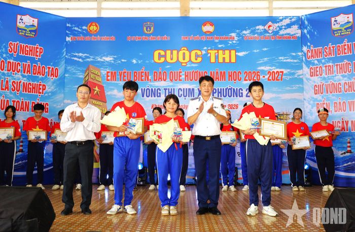 Ban tổ chức trao thưởng thí sinh đoạt giải ba.