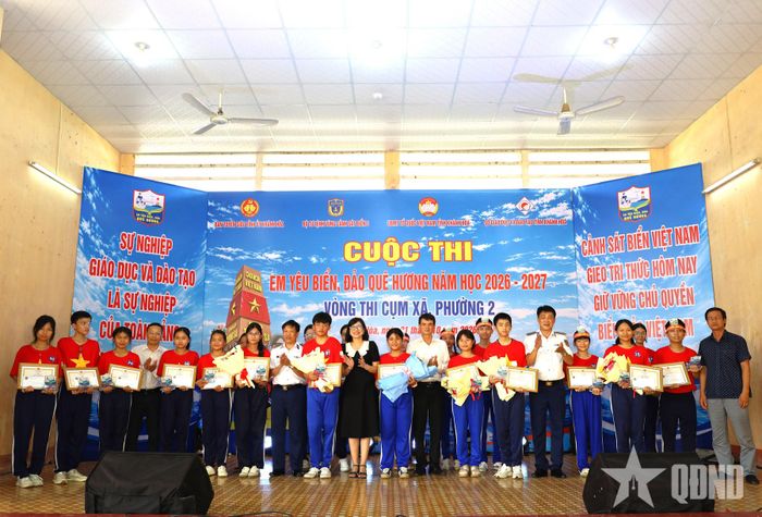 Ban tổ chức trao thưởng thí sinh đoạt giải khuyến khích.