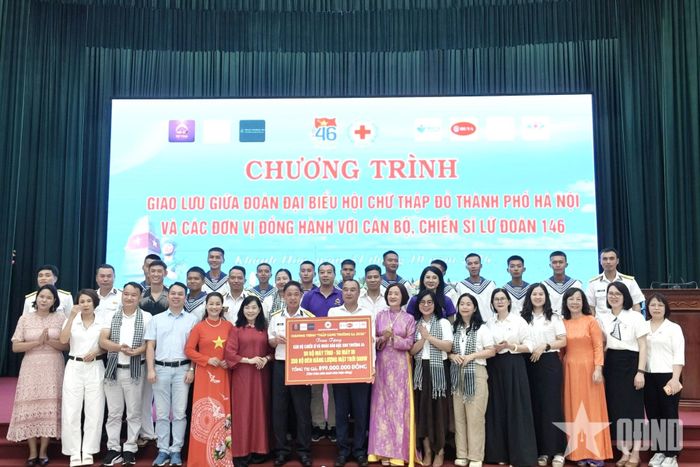   Đoàn công tác trao quà tặng cán bộ, chiến sĩ và nhân dân đặc khu Trường Sa. 