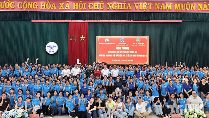 Đại biểu, giảng viên và sinh viên chụp ảnh lưu niệm tại chương trình.