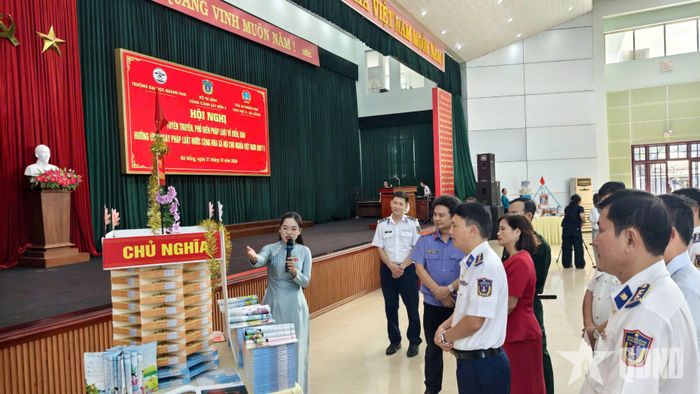 Các đại biểu tham quan mô hình xếp sách nghệ thuật.