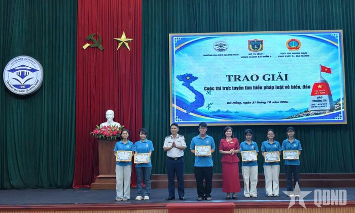 Trao giải cho các sinh viên đoạt giải tại Cuộc thi trực tuyến tìm hiểu kiến thức pháp luật về biển, đảo.