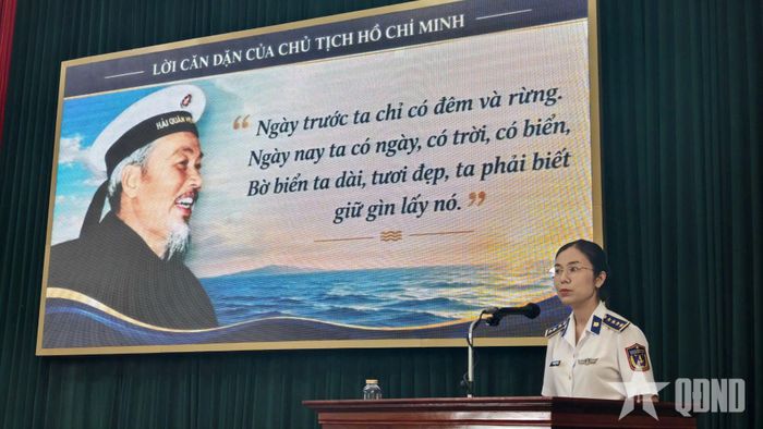 Báo cáo viên của Phòng Pháp luật, Bộ tư lệnh Vùng Cảnh sát biển 2 tuyên truyền pháp luật cho sinh viên.