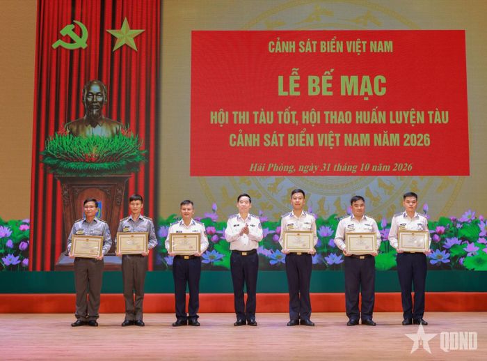 Trung tướng Bùi Quốc Oai, Chính ủy Cảnh sát biển Việt Nam trao bằng khen tặng tập thể đoạt giải.