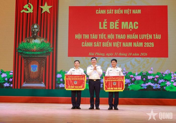 Trung tướng Lê Đình Cường, Tư lệnh Cảnh sát biển Việt Nam trao cờ tặng tập thể đoạt giải.
