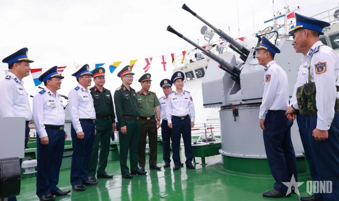Các đại biểu tham quan tàu Cảnh sát biển tham gia hội thi, hội thao.