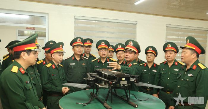 Chuẩn đô đốc Nguyễn Văn Bách và đoàn công tác tham quan thiết bị bay không người lái (UAV) do Nhà máy Z113 chế tạo.  