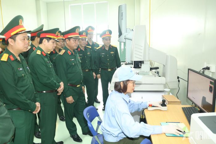  Chuẩn đô đốc Nguyễn Văn Bách và đoàn công tác kiểm tra thiết bị đo, kiểm tra chất lượng sản phẩm quốc phòng của Nhà máy Z129.