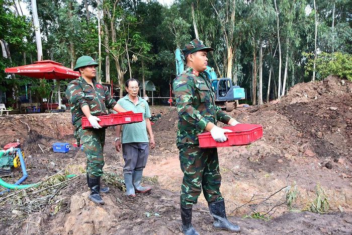  Lực lượng chức năng tìm kiếm, quy tập hài cốt liệt sĩ tại Công viên Lê Thị Riêng.  