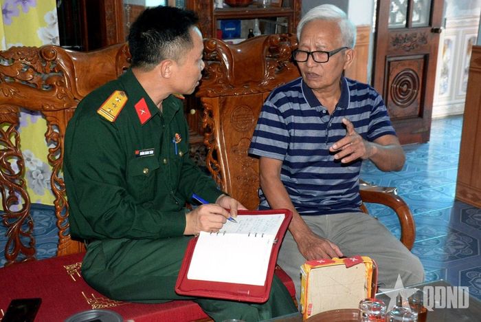 Anh hùng Trần Công Đoàn trao đổi cùng phóng viên Báo Quân đội nhân dân.