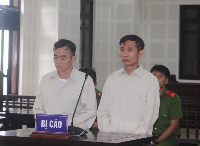Hai bị cáo Pháp và Hóa tại phiên tòa.