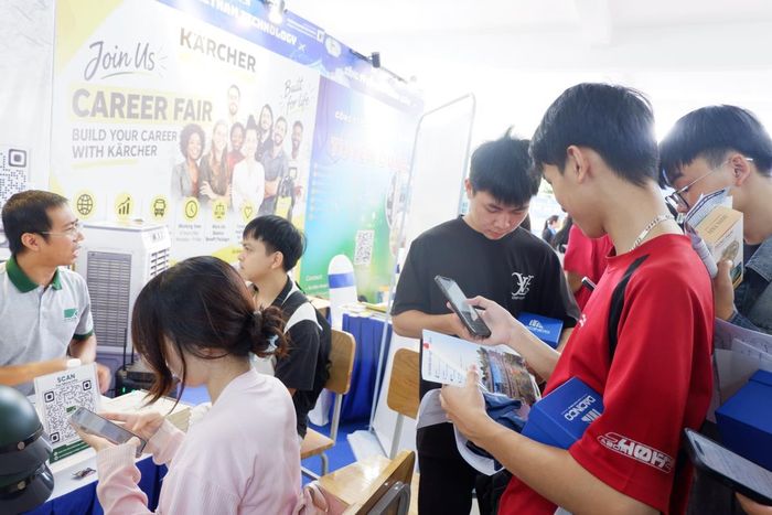Đông đảo sinh viên đến tìm hiểu nhu cầu nhân lực, ứng tuyển vào các vị trí phù hợp tại Ngày hội. Ảnh: P.T