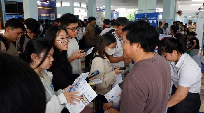 Sinh viên tiếp cận trực tiếp với nhà tuyển dụng để tìm hiểu nhu cầu nhân lực, tìm kiếm cơ hội việc làm. Ảnh: P.T