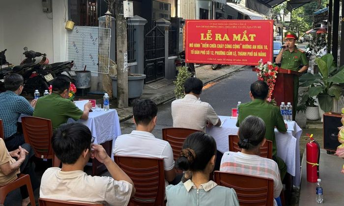 Công an phường Cẩm Lệ tuyên truyền, hướng dẫn kiến thức, kỹ năng PCCC&CNCH tại lễ ra mắt. Ảnh: Văn Khánh.