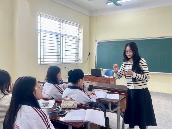 Khánh Chi chia sẻ kinh nghiệm cho đội tuyển học sinh giỏi quốc gia môn Ngữ văn.
