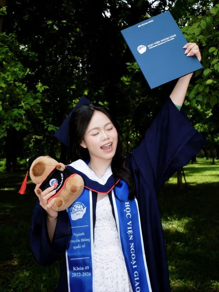 Khánh Chi tốt nghiệp loại Xuất sắc Học viện Ngoại giao.
