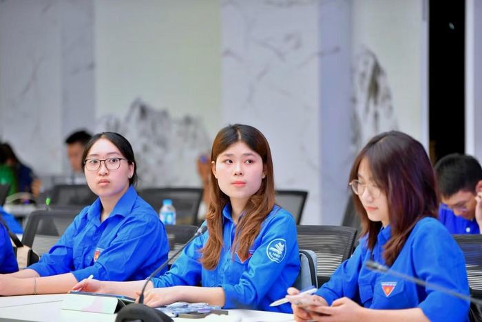 Anh Thư (giữa) luôn tích cực tham gia các hoạt động Đoàn – Hội, qua đó tích lũy kinh nghiệm làm việc nhóm, tổ chức hoạt động và vận dụng kiến thức vào thực tiễn.