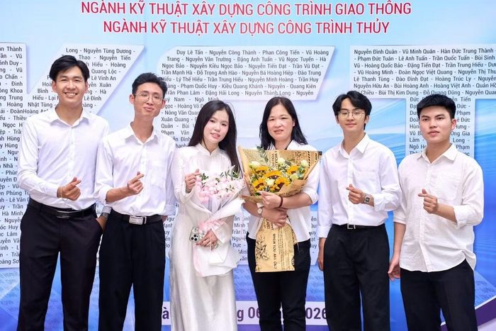 Nhóm sinh viên Hà Minh Đức, Phí Đình Sơn và Nguyễn Phương Linh (từ trái sang phải) cùng TS Nguyễn Thị Cẩm Nhung trong ngày bảo vệ đồ án tốt nghiệp.