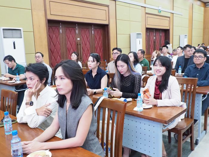  Các thế hệ cán bộ quản lý, giáo viên, học sinh quay về trường cùng nhau ôn lại kỷ niệm tại lễ công bố chuỗi hoạt động kỷ niệm 100 năm thành lập trường 
