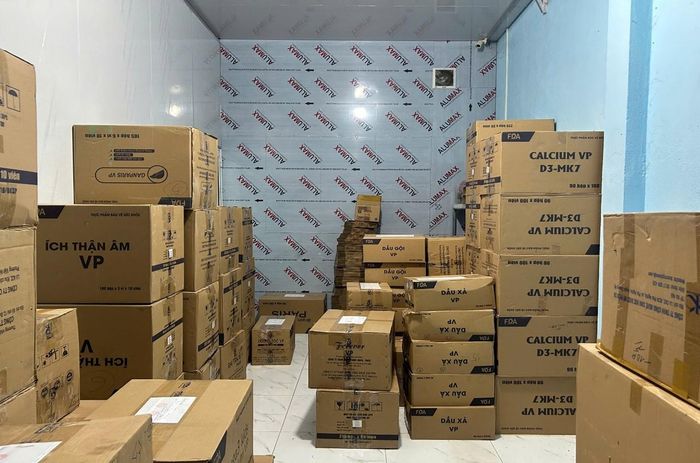  Cơ quan CSĐT đã tiến hành kiểm tra, niêm phong và thu giữ 185 thùng hàng hóa. Ảnh: CA TPĐN 