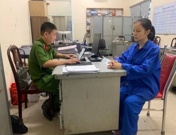  Cơ quan CSĐT làm việc với Đinh Thị Hiền Vy. Ảnh: CA TPĐN 