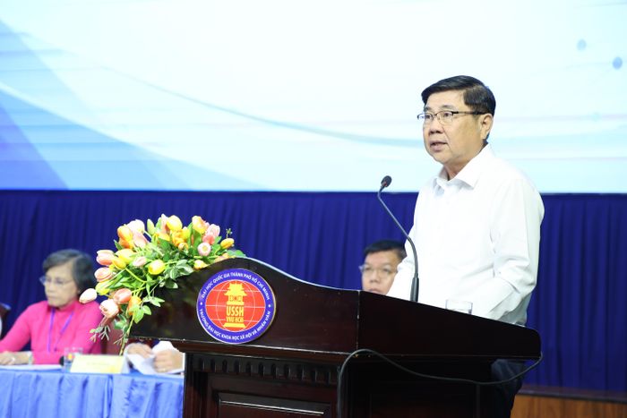  Đồng chí Nguyễn Thành Phong trình bày tham luận. Ảnh: LÊ THOA 
